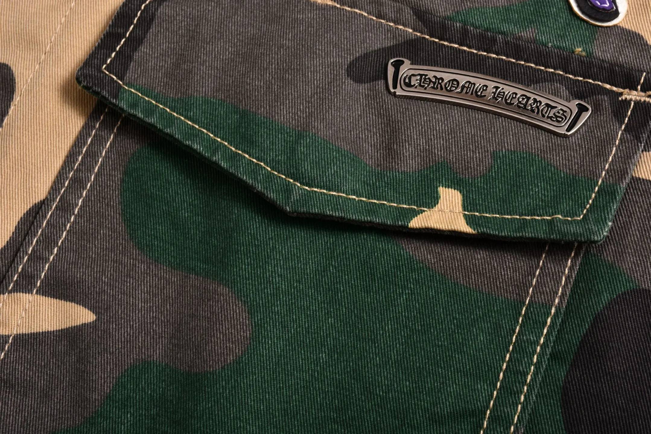 🅿️620 [Exclusive supply] CH Crow Heart Camouflage Short-Sleeved Shirt (Green) Purchased and developed by a Los Angeles agent for US$3,200. This style is made of custom-made military canvas fabric, restored 1:1 according to the original model, and printed with camouflage patterns. The customization period for the chest sex pattern stamp is 20 days, the minimum order is 1800 pieces, and the color plate is matched. The hardware buckles are all made of electroplated 925 silver material, the weight is perfectly restored, and they are aged and oxidized to black. Size:S-M-L